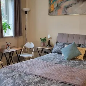 Spacious In West Molesey, Kt8 , West Molesey United Kingdom